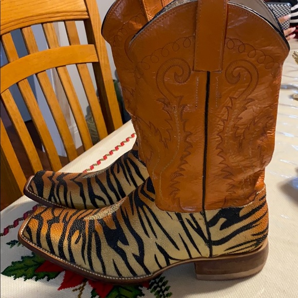 Custom made boots with matching belt tiger stripes - Picture 5 of 17